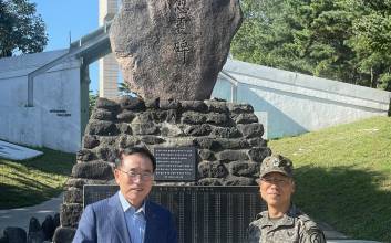조용병 은행연합회장, 육군 제5보병사단 방문해 위문금 전달