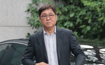 청바지에 운동화, 테슬라 몰고 출근한 최휘영…"다른 시각으로 정책 점검"