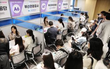 "신입은 안 뽑고, 경력만?"…20대 청년 고용 줄이는 대기업