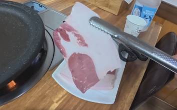 '울릉도 비계 삼겹살' 논란에…"저 없는 사이 직원이 찌개용을"