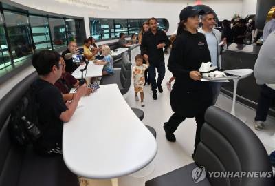 일론 머스크, LA에 '테슬라 다이너' 첫 개점…전기차 충전과 식사 한 번에