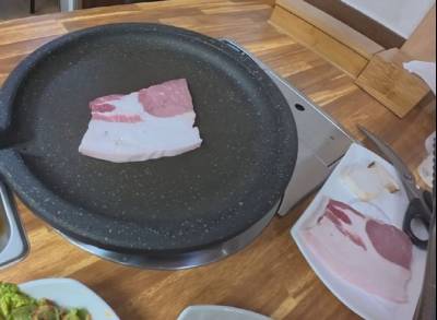 '비계 삼겹살' 폭로 영상 200만뷰…울릉군 고깃집, 결국
