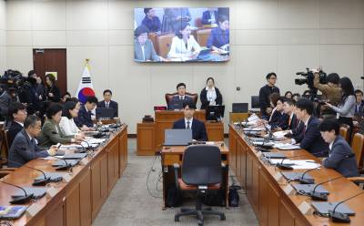 ‘퇴직연금’ 의무화 시대 오나…은행 vs 증권사, 뭉칫돈 어디로