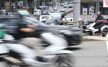 배달 오토바이에 ‘앞 번호판’ 시범 사업...반응은 엇갈려