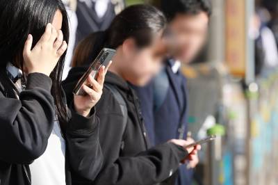 ‘눈 뻑뻑·목 뻣뻣’ 스마트폰 보다 병 걸린 10대 폭증