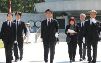 '펀쿨섹좌' 국립현충원 참배, 무슨일?…日 고이즈미 농림상, 뜻밖의 행보