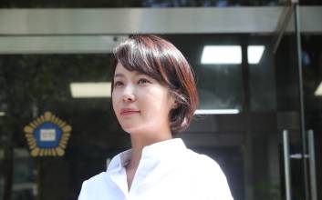 황정음, 회삿돈 43억 횡령해 코인 투자 혐의…檢 징역 3년 구형