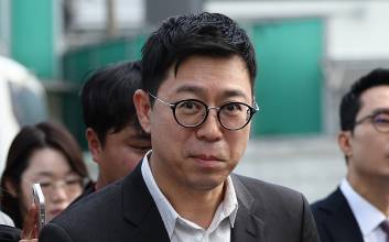 김건희 '집사게이트' 사모펀드 대표 특검 출석…자본잠식 회사에 투자 왜