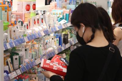 美, 800달러 이하 소액소포에도 관세… K뷰티 '역직구' 타격 우려