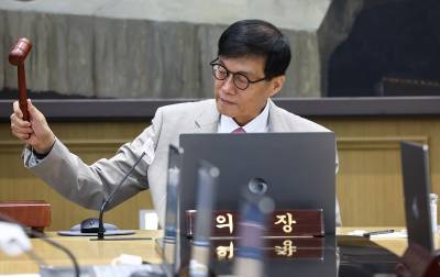 한은, 기준금리 연 2.5%로 동결…'부동산 과열·가계부채' 우려 불씨 남았다