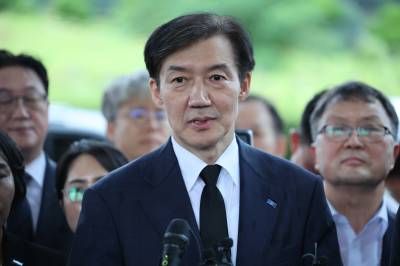 "2030 청년은 극우" 기사 공유…조국, 또다시 '극우 논쟁' 초래