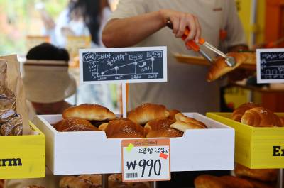 '990원 소금빵' 슈카 빵집, 논란 속 결국 운영 중단…왜?