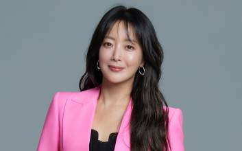 '애주가' 김희선, 와인 만든다…'4300억 매각 신화' 창립자 아들과 맞손