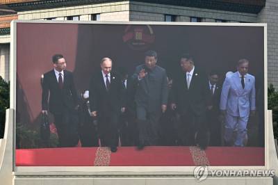  시진핑·푸틴·김정은, 열병식장 망루 오르며 담소