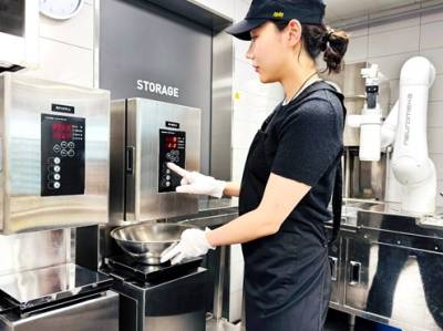 "로봇이 만든 치킨 맛 궁금"…교촌, 반죽·튀김 치킨로봇 도입