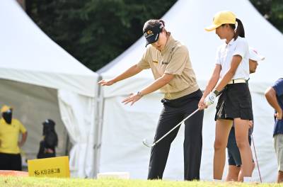 ‘골프스타’ 전인지가 직접…골프 꿈나무 만나 노하우 전수
