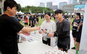 [런서울런2025] 달리고, 즐기고, 마셨다…글로우 부스에 참가자 몰려