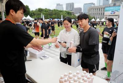  달리고, 즐기고, 마셨다…글로우 부스에 참가자 몰려