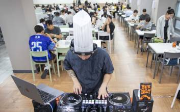 “비트 주세요”…아워홈, ‘바이트더비트’로 사내식당서 DJ 라이브 공연