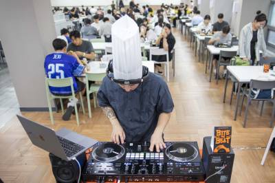 “비트 주세요”…아워홈, ‘바이트더비트’로 사내식당서 DJ 라이브 공연