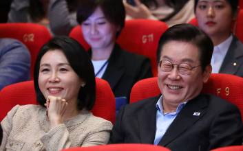 '부국제' 깜짝 방문한 李 대통령 "영화 산업 적극 지원할 것"