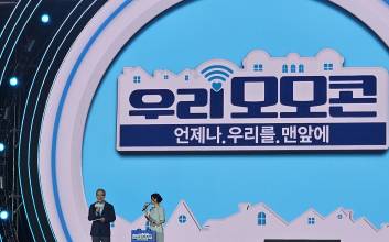 임종룡 회장, 장원영·아이유와 나란히…콘서트 무대 오른 사연은?[김윤주의 금은동]