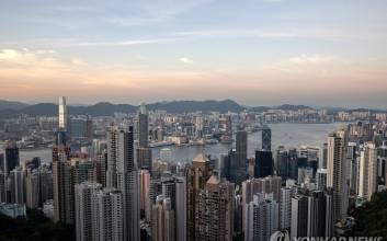 "사올라 넘본다" 초강력 태풍 라가사…마트는 사재기 행렬·관광지는 폐쇄