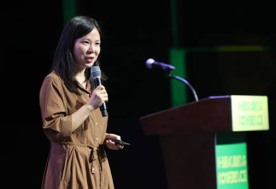 특별강연하는 모니카 강