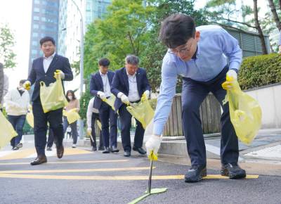 KB금융, ‘임직원 플로깅 데이’ 진행…불꽃축제 뒤 여의도 일대 정화