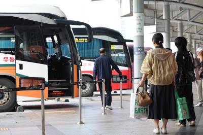 추석 귀성길 '거북이 운행'…서울→부산 6시간 이상 소요