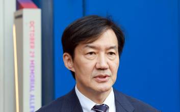 조국 "퇴근 후 업무 연락받지 않을 권리, 법제화 추진할 것"