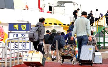 귀성객 발동동…궂은 날씨에 전남 여객선 일부 운행 중단
