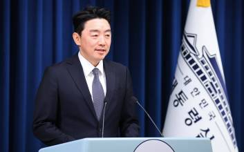 [속보] '투신' 전산망 담당 공무원 빈소, 대통령실선 강훈식이 조문