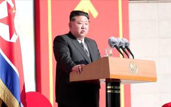 김정은 "韓영토 안전하겠는가"…무기 전시회서 대남 위협