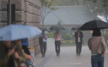구름에 가린 한가위 달…전국 곳곳 ‘가을비’