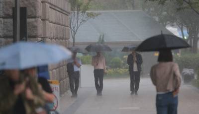 구름에 가린 한가위 달…전국 곳곳 ‘가을비’