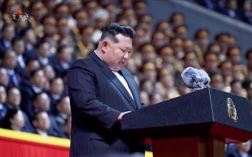 북한 열병식에 새 ICBM 화성-20형 등장....핵무력 또 과시