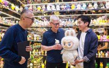 Apple CEO Tim Cook visited the father of Labubu in China… Why?