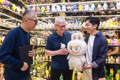 Apple CEO Tim Cook visited the father of Labubu in China… Why?