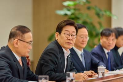  이 대통령 지지율 56%…민주 43%·국힘 25% 