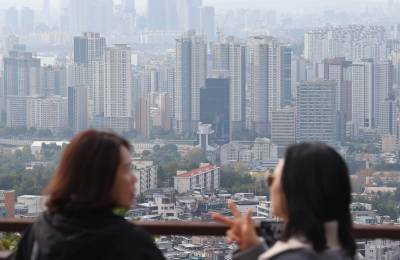 "부동산이 발목 잡은 기준금리"…고금리의 시간, 중소기업·가계부터 옥죈다