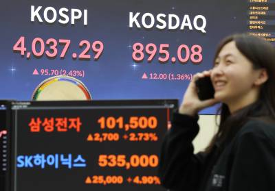 '전인미답' 코스피 4000…"그래도 아직 안 비싸"