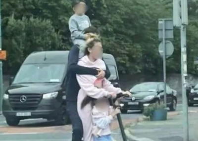 "4인 가족의 곡예 주행"…전동 킥보드에 올라탄 부모 논란