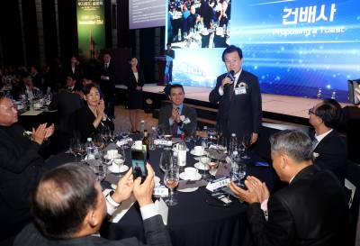 건배사하는 최효석 재경 도민회장