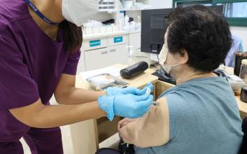 코로나·독감 동시접종 2주 만에 백신 품절…고령층 "맞고 싶어도 못 맞아"