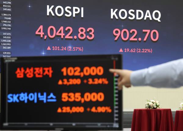 돈을 향한 거대한 욕망의 두 불기둥 