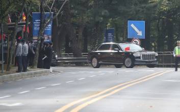 11년 만에 방한 시진핑, 경주 도착…李대통령 "양국 실질적 이익 봐야"