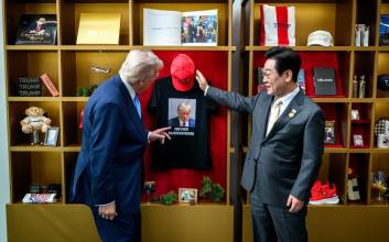 백악관, 한미정상회담 사진에 '트럼프 머그샷 티셔츠' 노출