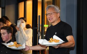 "왜 이렇게 능숙해?" 치킨 나눠주는 젠슨 황…서빙하며 창업 꿈 키운 청년이었다