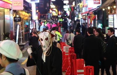 ‘부활한 핼러윈’ 홍대에 11만명 몰리고…이태원 지하철 무정차